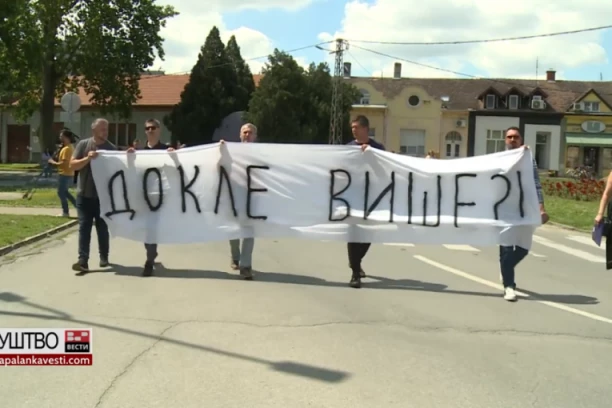ŠKOLE U BAČKOJ PALANCI ODRŽALE PROTEST ZBOG UČENIKA KOJI JE NA ČASU PRETUKAO PROFESORA: "Gađali su ga grudvama od papira, vređali ga, ponižavali"