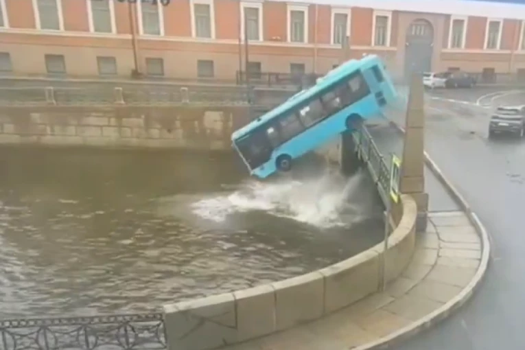 SUDAR AUTOBUSA I AUTA U CENTRU GRADA, NAJMANJE 20 POVREĐENIH! Vozač pre nesreće prošao kroz crveno svetlo