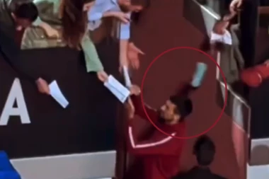 PROPUST ORGANIZATORA? Novak pogođen aluminijumskom flašom u glavu?