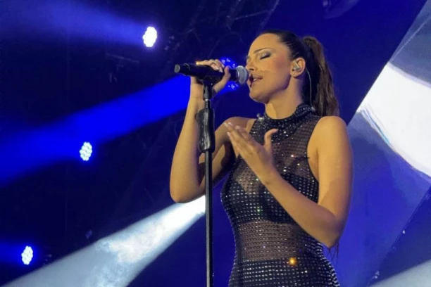 MORE SUZA U SLOVENIJI! Vrela Prija "zapalila" Ljubljanu sa Senidom, pa BRIZNULA U PLAČ: Ne vredi, ne mogu... (VIDEO)