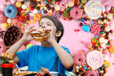 DEČAK IZ ODŽAKA PIO PO 7 LITARA SOKA DNEVNO! Srbiju drma PORAŽAVAJUĆA STATISTIKA: Svako treće dete u Srbiji pati od GOJAZNOSTI