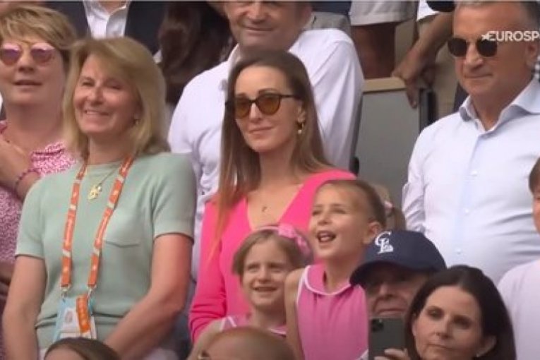 Devojčice na tribinama