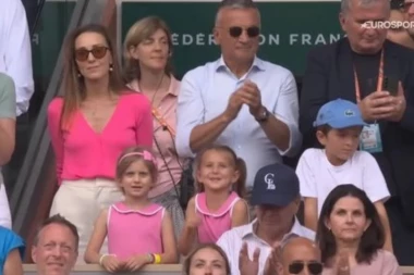 PRESLATKA DEVOJČICA PORED TARE ĐOKOVIĆ JE ĆERKA NOVAKOVOG STRICA: On se bavi tenisom, a mnogi ga znaju i zbog OVOGA (FOTO GALERIJA)
