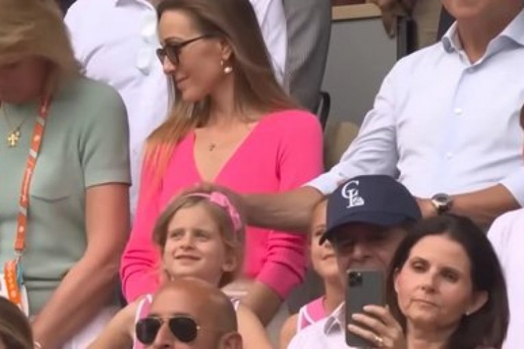 Devojčica sa Jelenom