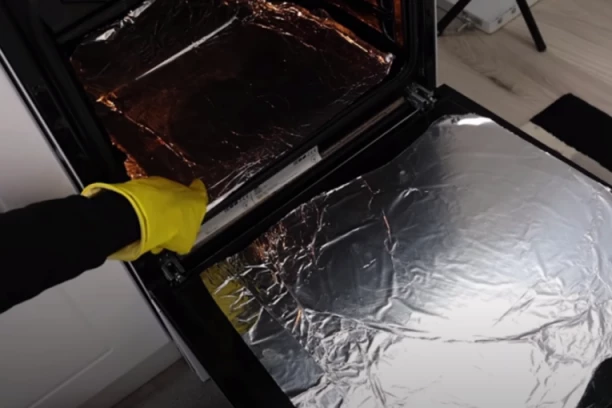 OČISTITE RERNU NA OVAJ NAČIN I NEĆE BITI MASNA: Spremite aluminijumsku foliju i gledajte kako radi SAV posao za vas