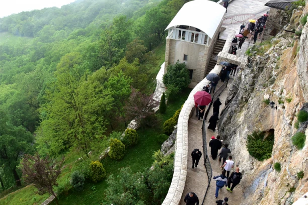 BEBA ŽIVA U AMBISU! Veruje se da netruležne mošti Svetog Vasilija Ostroškog već tri veka leče bolesne i posrnule!