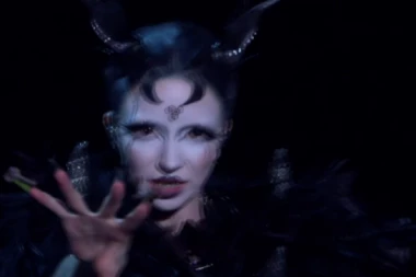 ĐAVOLI, SVEĆE I SATANISTIČKI SIMBOLI: Ko je "veštica" iz Irske o kojoj svi bruje nakon nastupa na Evroviziji?