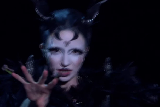 ĐAVOLI, SVEĆE I SATANISTIČKI SIMBOLI: Ko je "veštica" iz Irske o kojoj svi bruje nakon nastupa na Evroviziji?