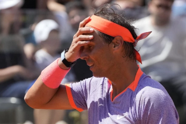 ČOVEČE, VREME JE ZA PENZIJU: Poljak počistio sa terena slavnog Španca - Nadal šokatnim potezom pokazao nemoć i frustraciju! (VIDEO)