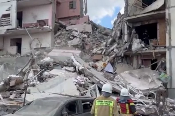 MASOVNO GRANATIRANJE BELGORODA: Spasilačke ekipe na terenu, u toku evakuacija stanovništva (VIDEO)