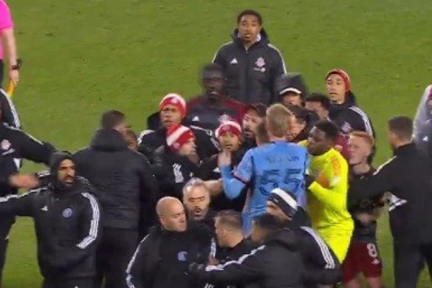 INCIDENT U KANADI: Golman Toronta kao RAZJARENI BIK, glavom udario SRBINA! (VIDEO)