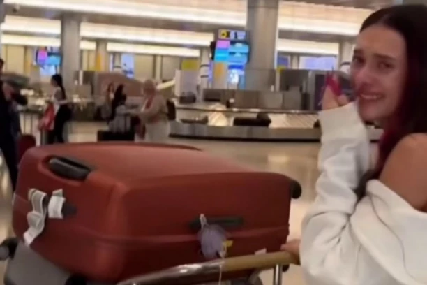 Predstavnica Izraela u suzama sletela u svoju zemlju: Posle svih skandala ovo je sačekalo na domaćem aerodromu (FOTO)