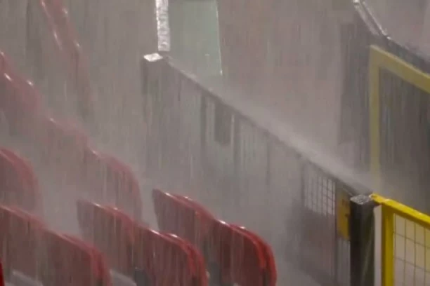 ŠTA SE OVO DOGAĐA? Potop epskih razmera! Scene kakve ne pamte ni najstariji navijači! (VIDEO)