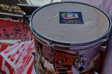 DELIJE SE POHVALILE NOVIM TROFEJOM! Obeležje navijača Galatasaraja završilo NA SEVERU!