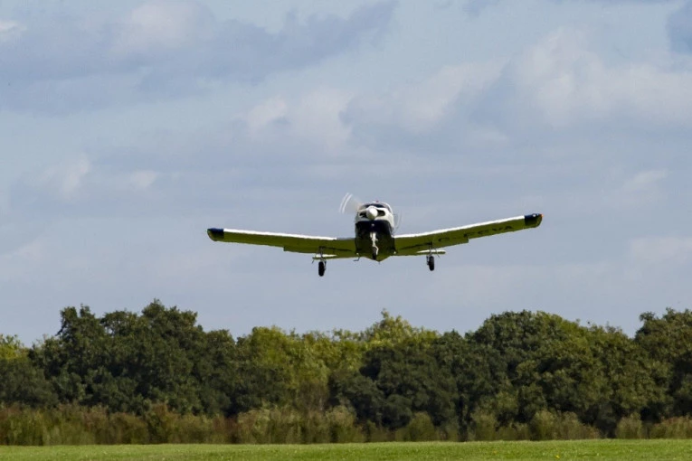 POGINUO PILOT: Avion iznenada pao s velike visine, letelica se raspala u komade