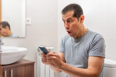 ZAPANJUJUĆI PODACI: Evo koliko ljudi očisti mobilni posle korišćenja u WC-u, a koliko njih dezinfikuje daljinski od TV-a!