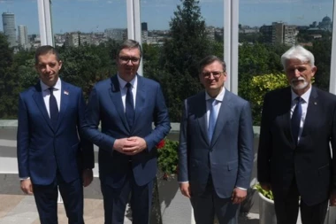 "UKAZAO SAM MU NA SVE PROBLEME SA KOJIMA SE SRBIJA SUOČAVA" Vučić se sastao sa Kulebom! (FOTO)