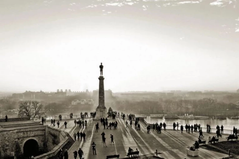 "PRIRODNE I LEPE ŽENE BEZ BOTOKSA - TOGA VIŠE NEMA": Moda nekad i sad - nebo i zemlja