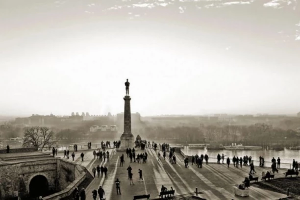 "PRIRODNE I LEPE ŽENE BEZ BOTOKSA - TOGA VIŠE NEMA": Moda nekad i sad - nebo i zemlja