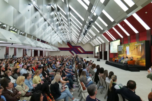 Više od hiljadu ljudi slušalo predavanje o uticaju digitalnih ekrana na decu