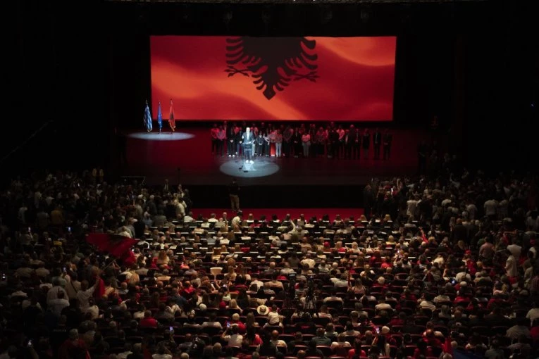 "OVO JE BORBA DOBRA PROTIV ZLA": Opozicija došla ispred kancelarije premijera, traži se OSTAVKA