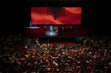 "OVO JE BORBA DOBRA PROTIV ZLA": Opozicija došla ispred kancelarije premijera, traži se OSTAVKA