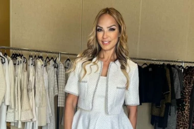 MARIJANA MATEUS IZGRMELA U ZMIJSKIM HELANKAMA I PREUSKOM TOPIĆU: Niko joj ne bi odoleo, momci trče da budu njen "plen"