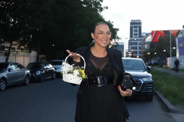 DANAS SVI MOGU DA PEVAJU, A JA SAM PRVO MORALA DA ZAVRŠIM FAKULTET: Goga Sekulić na promociji Sandre Afrike oplela po estradi, evo šta kaže za DOMAĆICU (VIDEO)