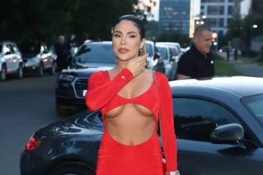 DRUGARICE JOJ SKINULE DEČKA, ONA IM POSVETILA PESMU: Sandra Afrika razvezala jezik na promociji albuma! (VIDEO)