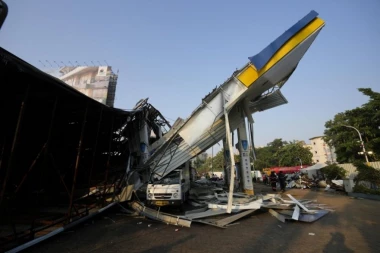 INDIJA U ŽALOSTI: Raste broj stradalih u Mumbaju nakon pada bilborda (VIDEO)