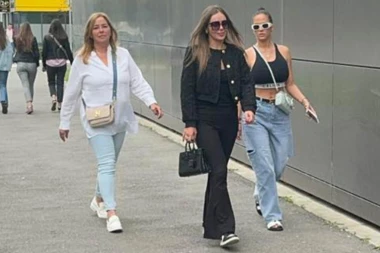 RODIĆI POLAKO PRISTIŽU U PORODILIŠTE! Ponosna baka Danijela ne skida osmeh sa lica! Došla sa ćerkama Natašom i Bojanom! (FOTO)