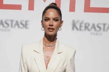 DIMITROVSKA U TOPIĆU KOJI JEDVA POKRIVA GRUDI: Poručili joj samo jedno: "Da li moraš baš toliko da budeš lepa?"