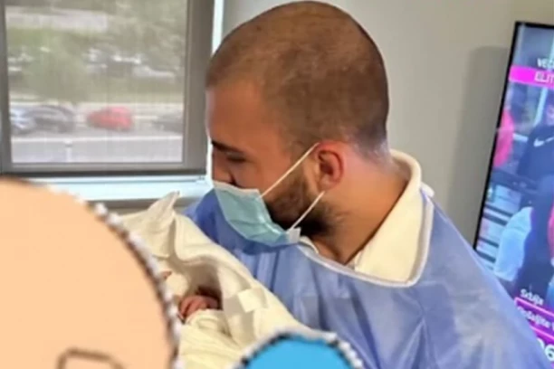 VELJKOVA PRVA SLIKA SA TREĆIM SINOM: Ceca podelila emotivan prizor iz porodilišta, Ražnatović uzeo naslednika u naručje!