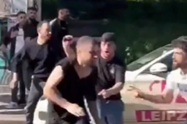 UZNEMIRUJUĆI SNIMAK: NAPADAČ KRENUO MAČETOM DA ISEČE ČOVEKA! Brutalna tuča u najopasnijoj ulici u zemlji! Masovno se pesničili, a onda je usledilo ovo...