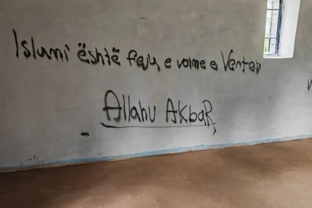 SKANDAL! OSKRNAVLJENA CRKVA SVETE TROJICE KOD PEĆI! Nepoznate osobe ispisale grafite po njoj: "Ne želimo crkve, želimo džamije"