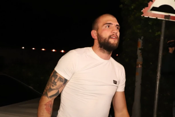 BIVŠI RIJALITI-UČESNIK UHVAĆEN NA OVOM MESTU S VELJKOM RAŽNATOVIĆEM! Ono što je rekao mnoge je iznenadilo (FOTO)