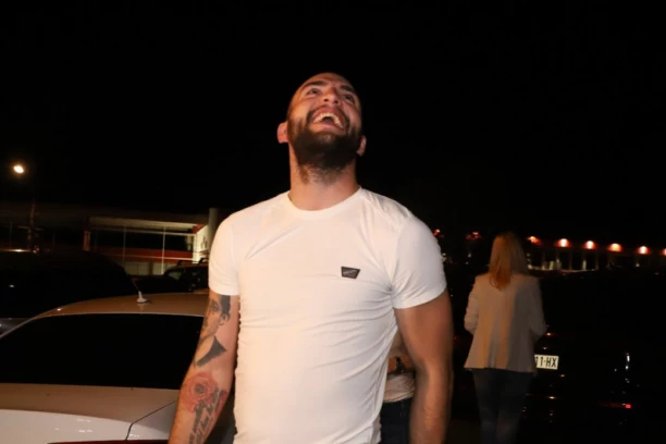 U OVOM IZDANJU GA NIKADA NISMO VIDELI! Veljko Ražnatović se raspištoljio na jahti, A OVAJ DETALJ svi komentarišu! (FOTO)