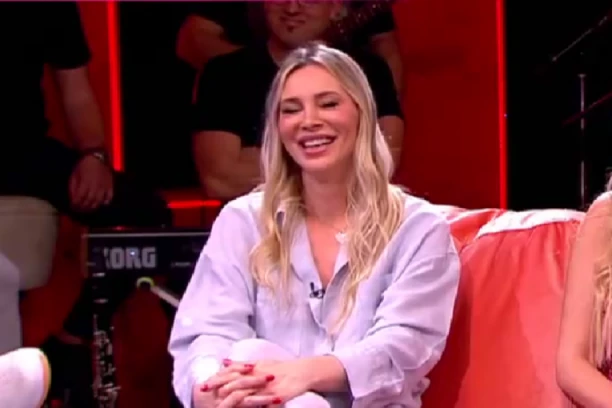 OVAKO DANAS IZGLEDA ČUVENA SANI ARMANI: Pojavila se UŽIVO na Pinku posle dugogodišnje ilegale, evo čime se danas bavi!