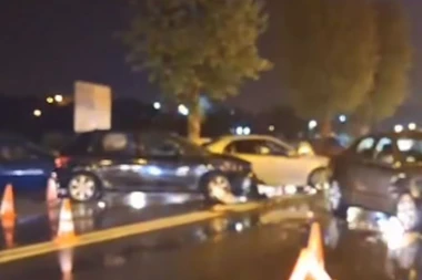 KARAMBOL U KRAGUJEVCU! Sudar dva automobila, delovi rasuti na sve strane! (VIDEO)