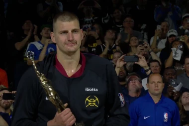 ISTORIJSKI MOMENAT: Nikola Jokić primio MVP nagradu!