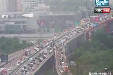 GUŽVA NA AUTO-PUTU KREĆE OD PLAVOG MOSTA! Ove tačke su kritične od jutros, obavezno ih zaobiđite! (FOTO)