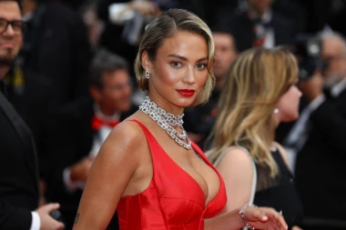 DEKOLTE DOSTOJAN ZLATNE PALME! Manekenka BOMBASTIČNIM izdanjem zapalila Kan, mamila uzdahe na crvenom tepihu!