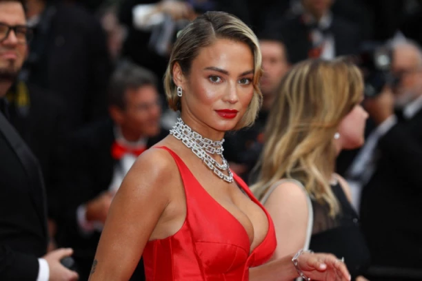 DEKOLTE DOSTOJAN ZLATNE PALME! Manekenka BOMBASTIČNIM izdanjem zapalila Kan, mamila uzdahe na crvenom tepihu!