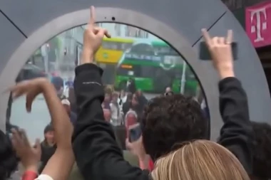 TOLIKO OD DRUGARSTVA I SLANJA POLJUBACA: Irci isključili Amerikance sa video-portala! Za sve su kriva JAJA i KUKASTI KRSTOVI (VIDEO)