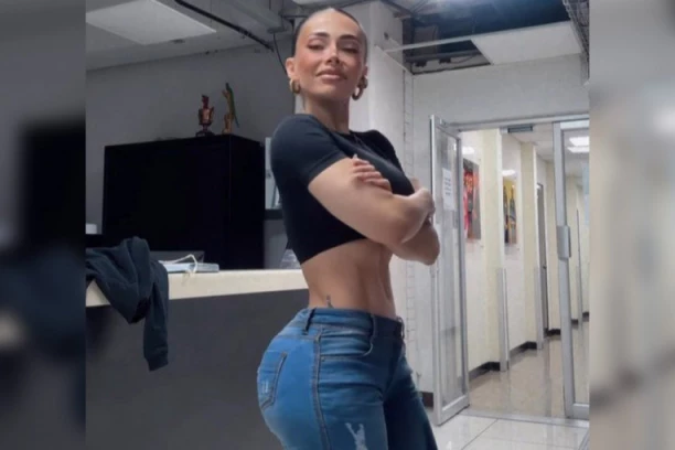 CRNKA SPUSTILA FARMERKE, MUŠKARCI POLUDELI OD PRIZORA: Veš se ni ne nazire, a pozadina NEREALNA (VIDEO)