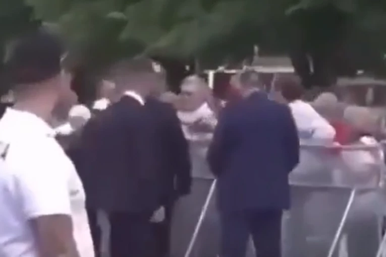 NOVI SNIMAK ATENTATA NA SLOVAČKOG PREMIJERA! Iz potpuno drugog ugla, OPŠTA BEŽANIJA! Robert Fico IZREŠETAN pred masom ljudi! (VIDEO)