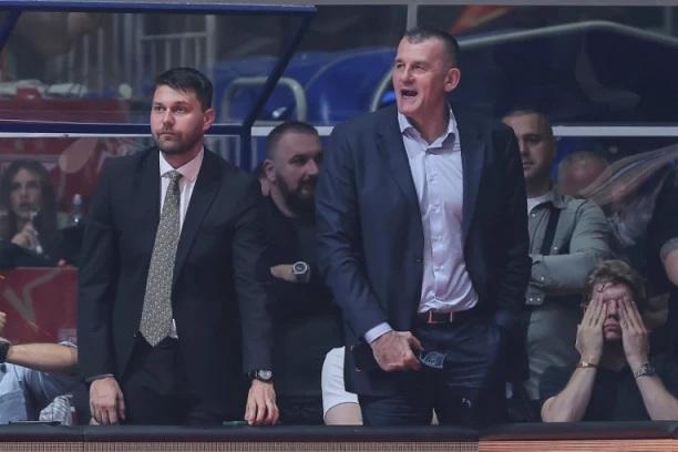 KAMERA ULOVILA SAVIĆA: Direktor Partizana SOČNO PSOVAO tokom Zvezdine himne, pozivao na OBRAČUN (VIDEO)