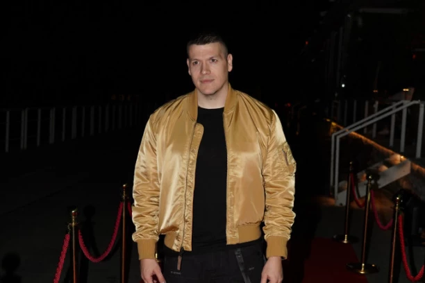 SLOBA RADANOVIĆ PONOVO BESNI: Pevač nakon OPERACIJE prvi put u javnosti, kada mu se spomenula Zadruga POZELENEO! (VIDEO)