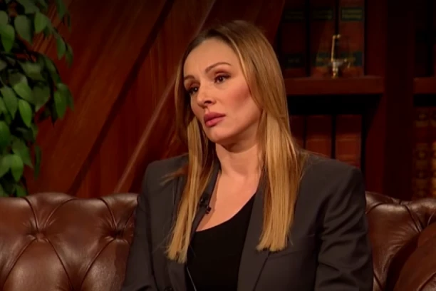 "NEMA MOJE MAJKE..." Anabela PREKINULA rođendansko slavlje, pa ZAPLAKALA pred gostima - ovo je načisto SLOMILO!