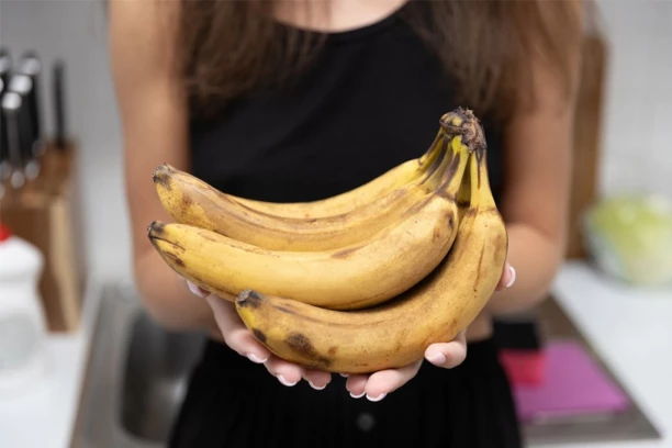 OVAKO SE PRAVILNO LJUŠTE BANANE, A CEO ŽIVOT RADIMO POGREŠNO! Sigurno niste čuli za ovaj trik